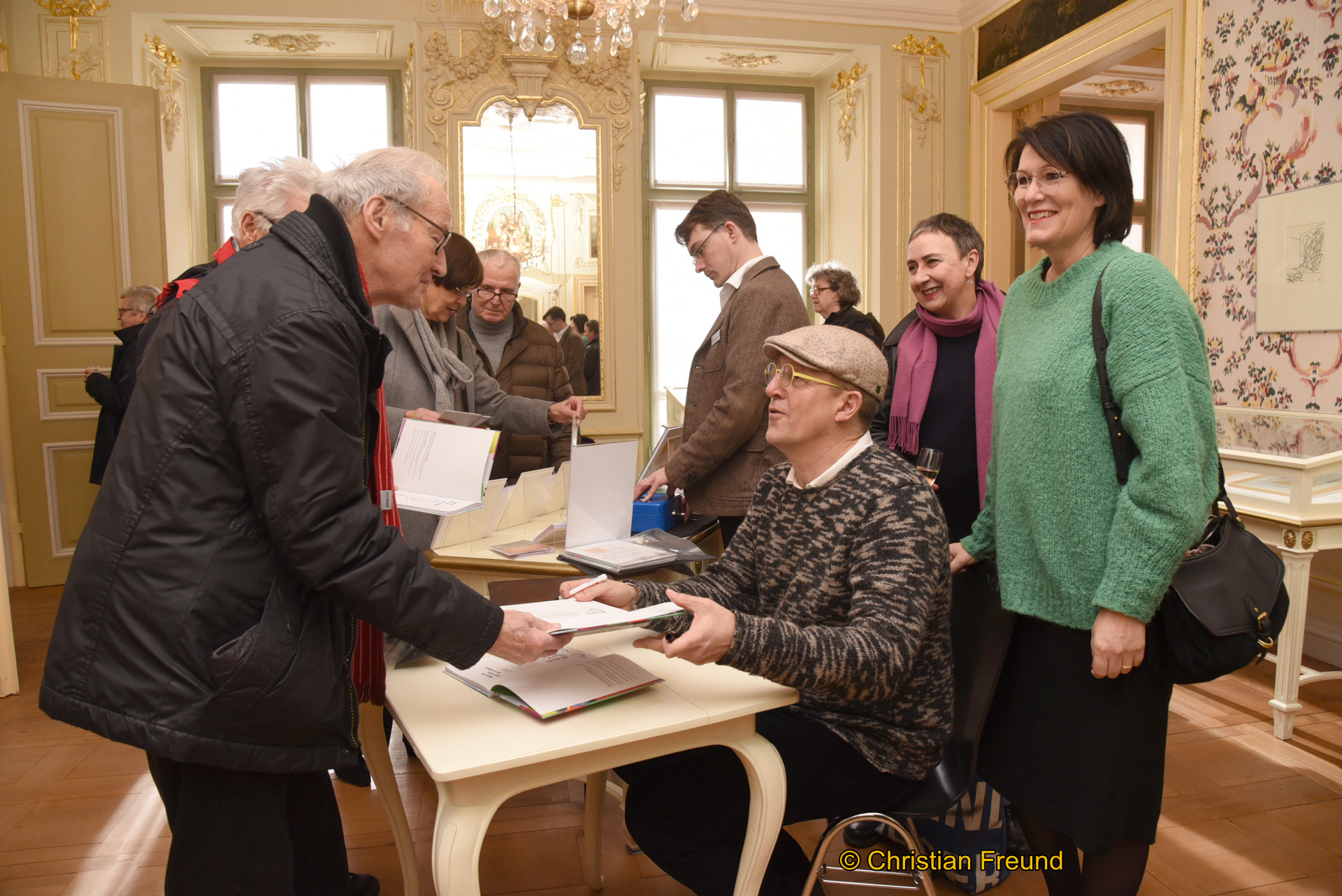 Während des Signierens machte es Dirk Meissner und seiner Frau Nina (2. rechts hinten) großen Spaß, mit den Besuchern der Ausstellungseröffnung ins Gespräch zu kommen.