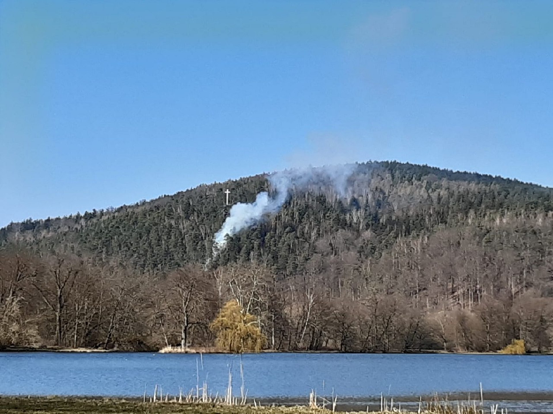 Zur Bekämpfung eines Waldbrandes unterhalb des Greizer Weißen Kreuzes rückten am Donnerstagnachmittag (02.04.2020) die Greizer Feuerwehren aus, darunter die Ortsteilfeuerwehr Obergrochlitz.
