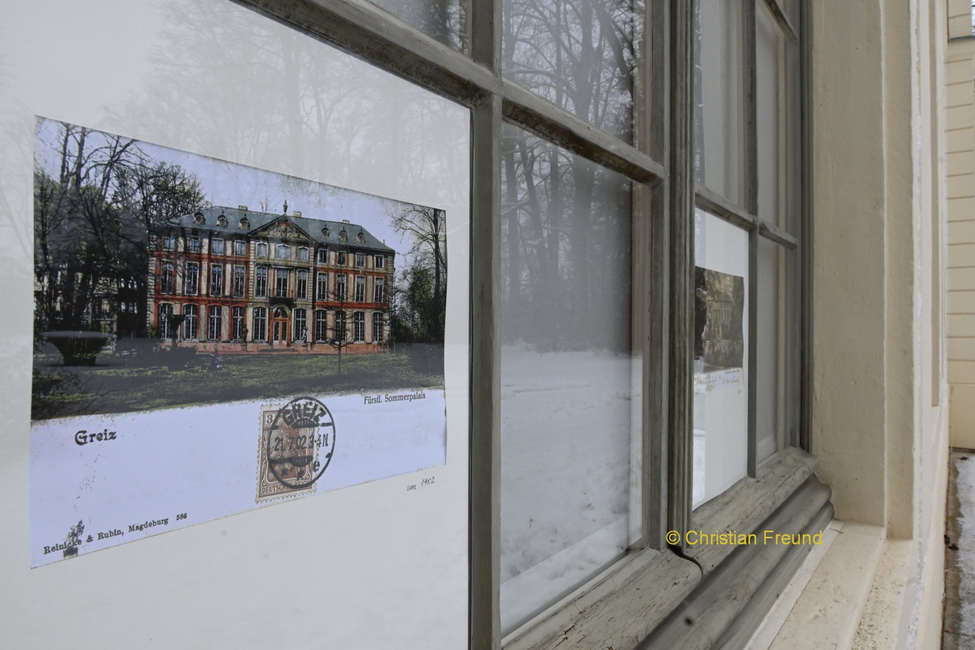 Historische Postkarten im Großformat an Fenstern des Sommerpalais