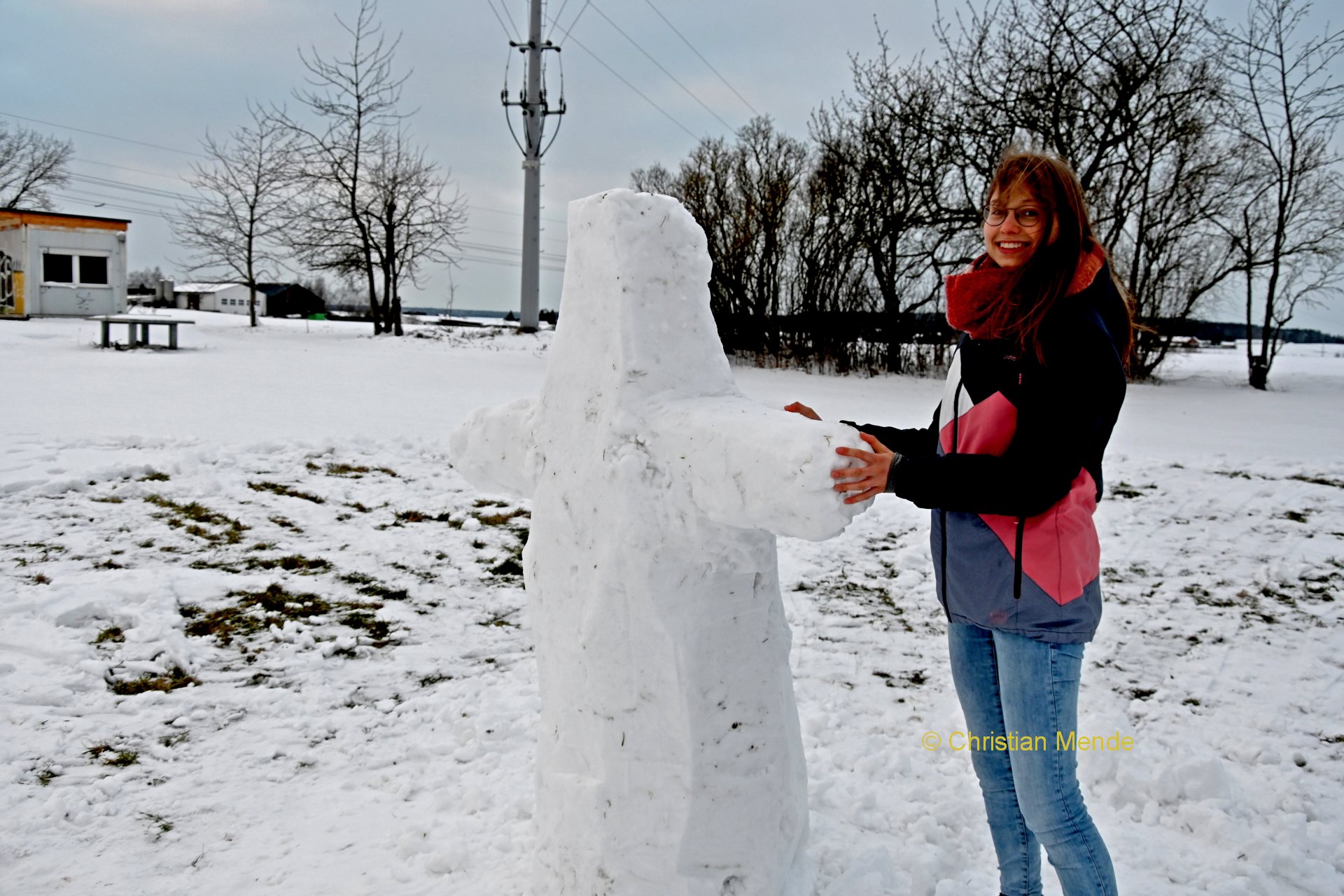 Junge Gemeinde hat zum Bau von Schneeskulpturenbau aufgerufen.