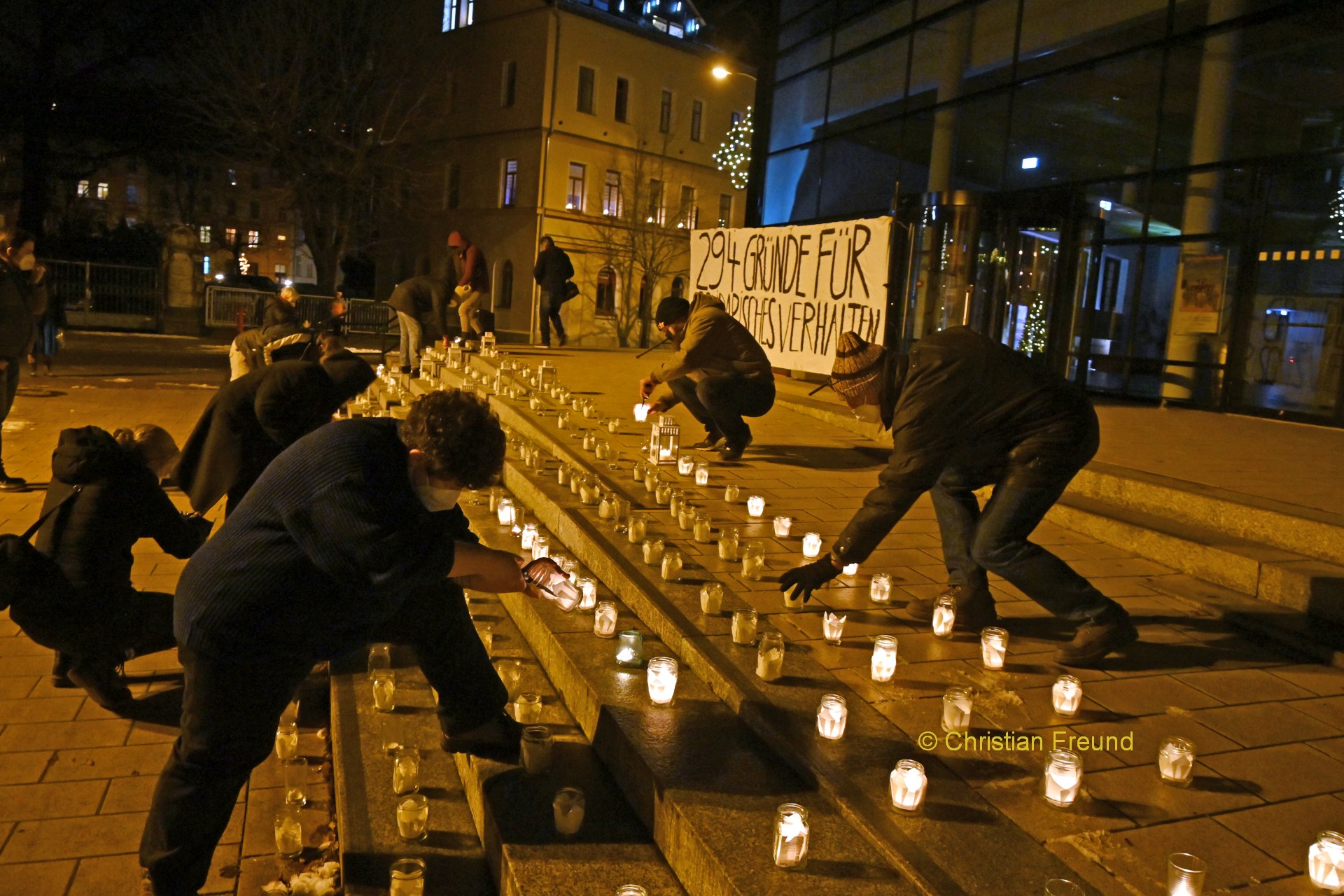 Kerzen zum Gedenken an Pandemie-Opfer