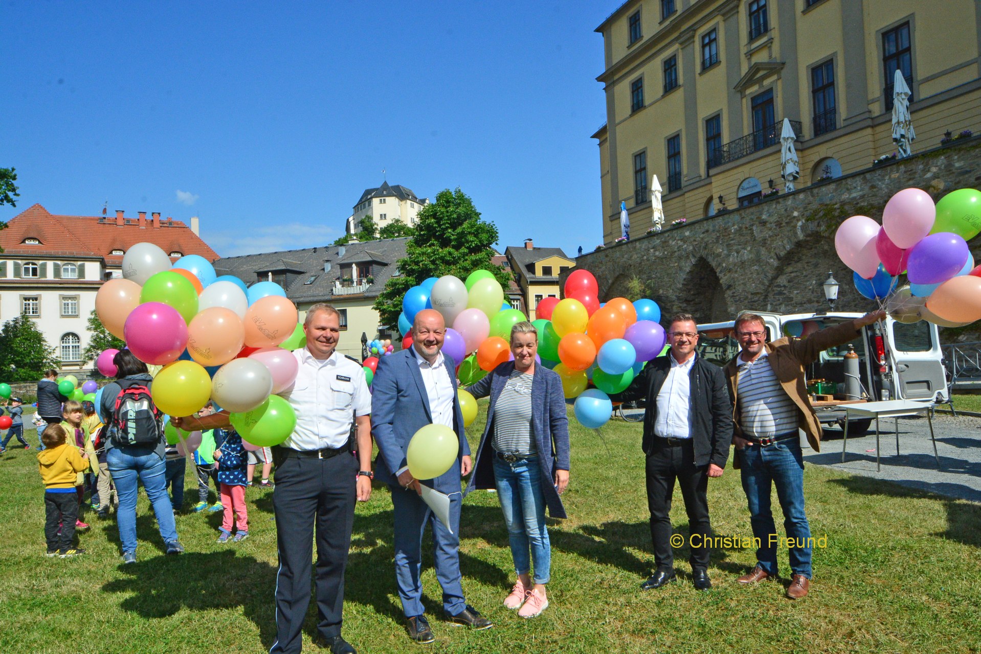 Luftballons steigen über der Stadt Greiz auf