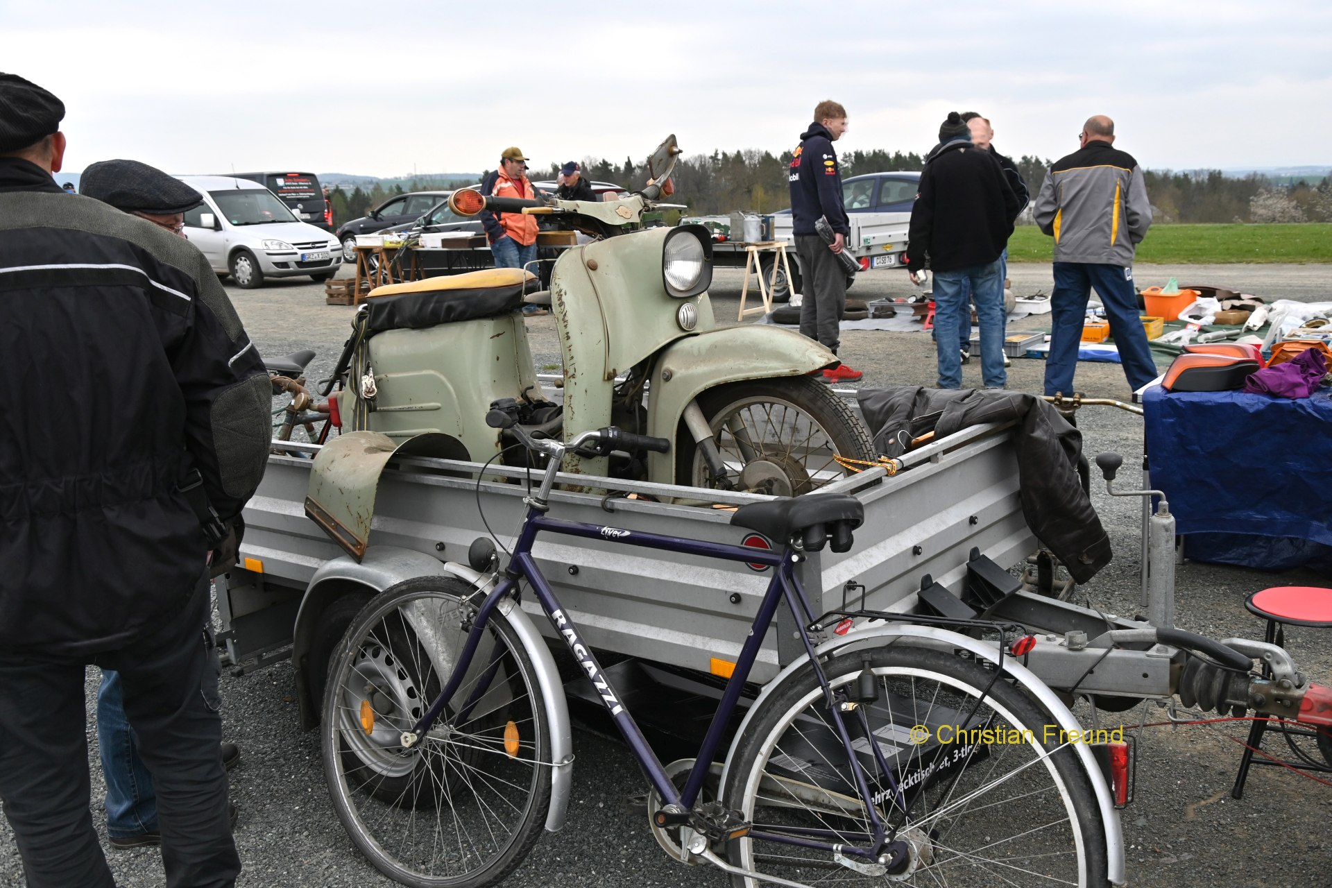 Oldtimerteilemarkt auf dem Flugplatz Greiz Obergrochlitz