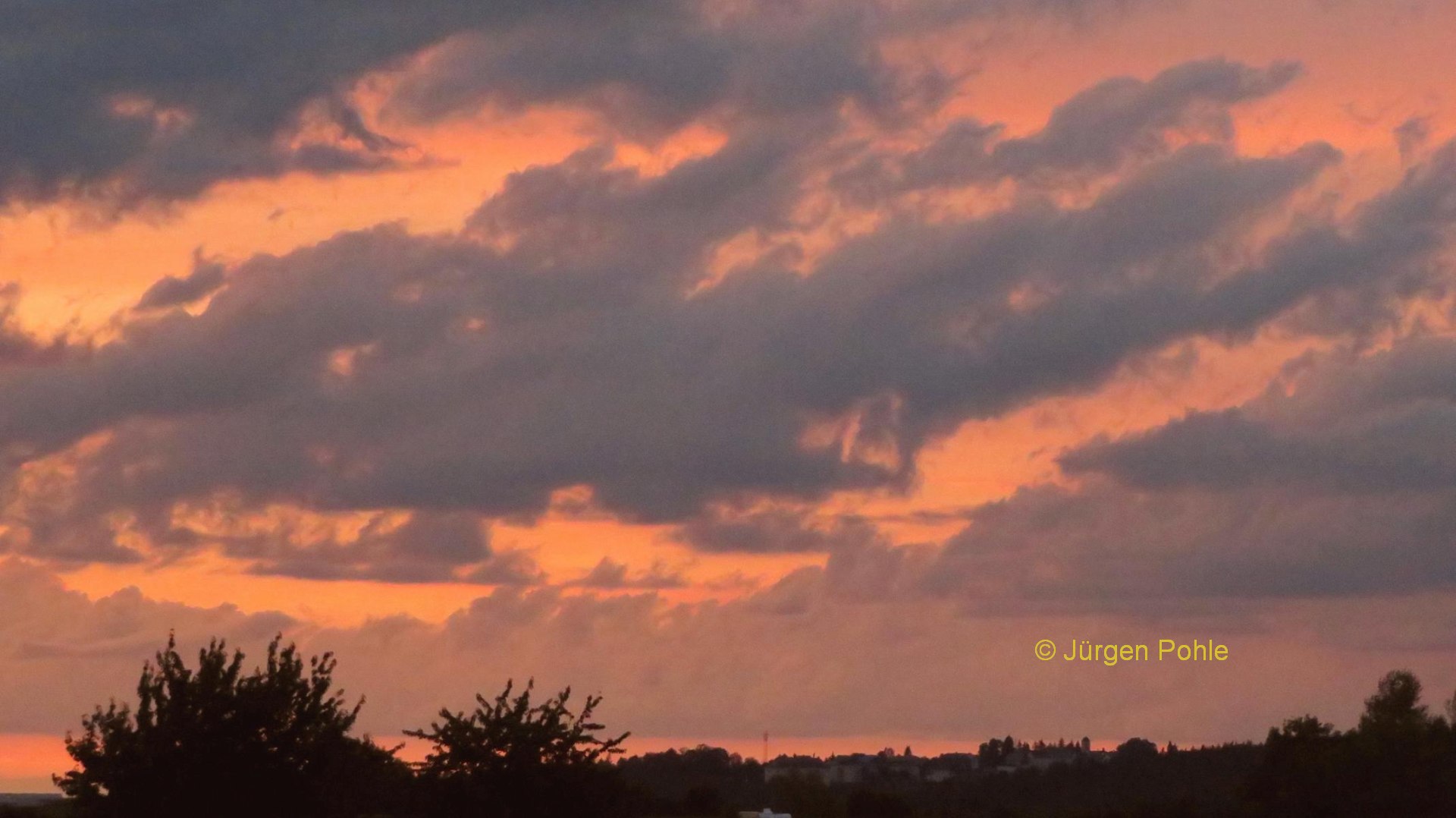 Malerische Wolken beim Sonnenuntergang