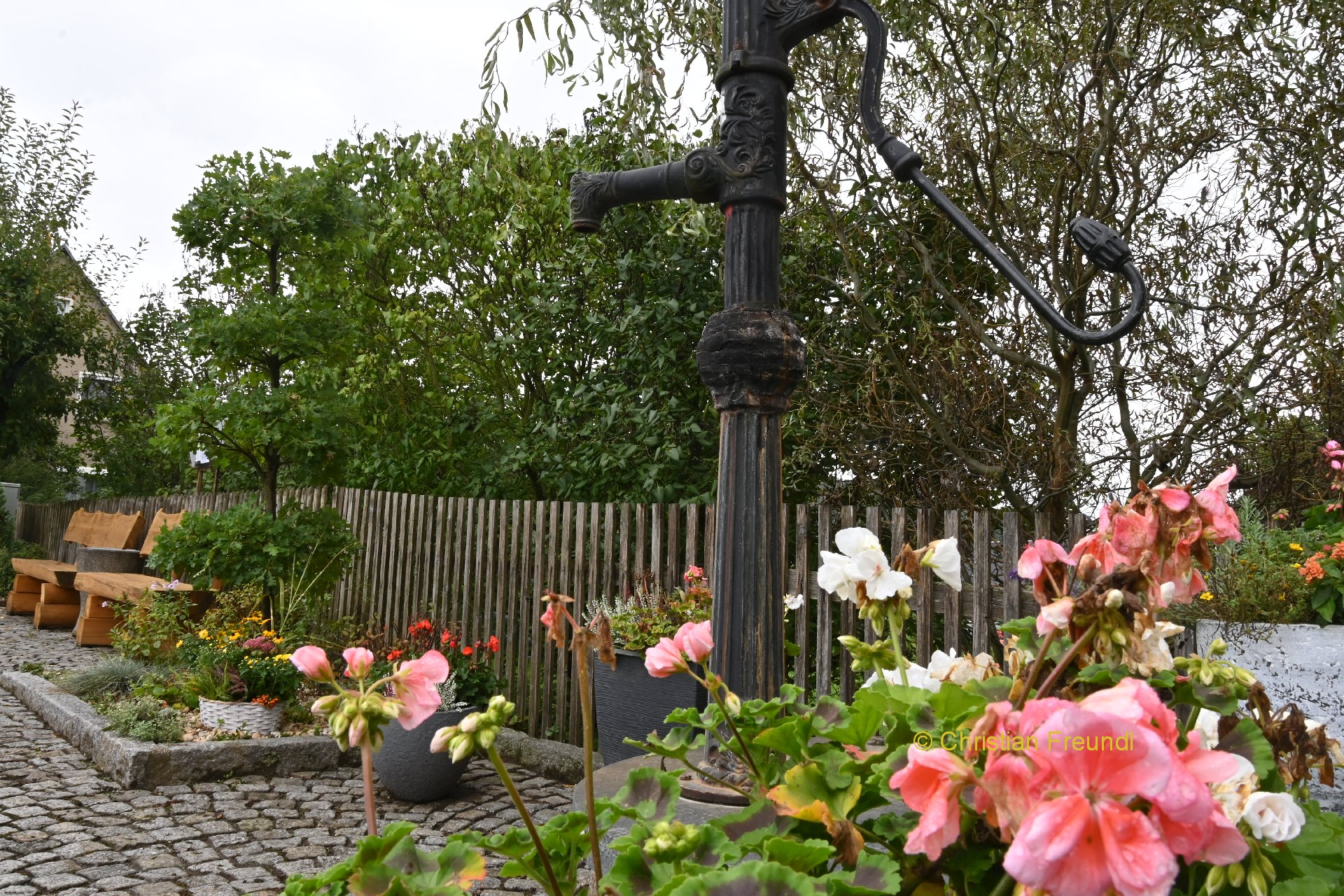 Einwohnerversammlung am Brunnen