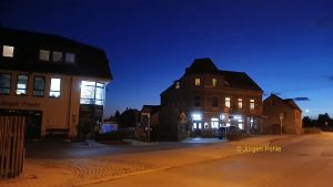 Obergrochlitzer Ortsmitte am Wochentags-Winterzeitabend