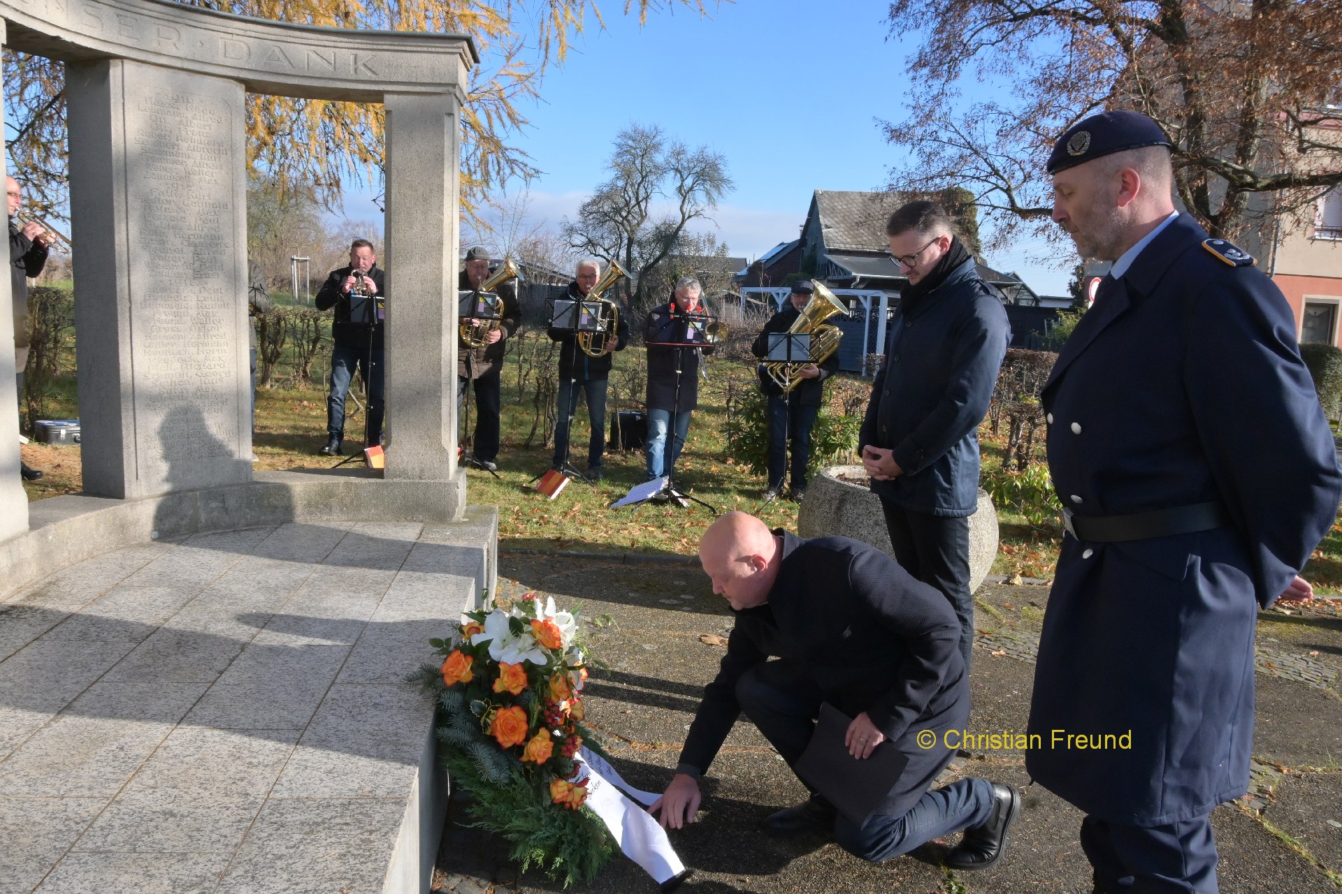 Bürgermeister Alexander Schulze (Mitte) legt einen Kranz nieder im Beisein von Oberstleutnant Lars Roßmann (vorn) und Minister Christian Tischner.