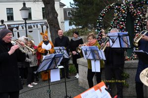 Zwei Osterkronen schmücken Greizer Stadtzentrum