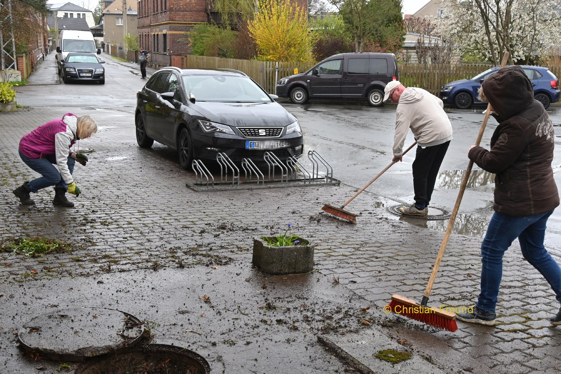 Frühjahrsputz und Maibaum aufstellen in Obergrochlitz